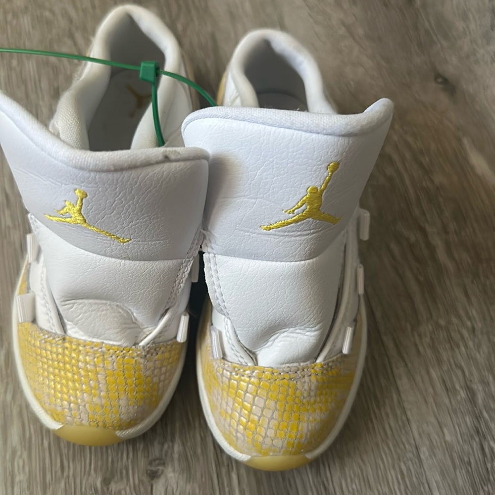 Snakeskin yellow Jordan 10c